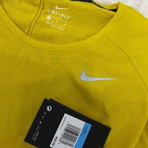Nike running top